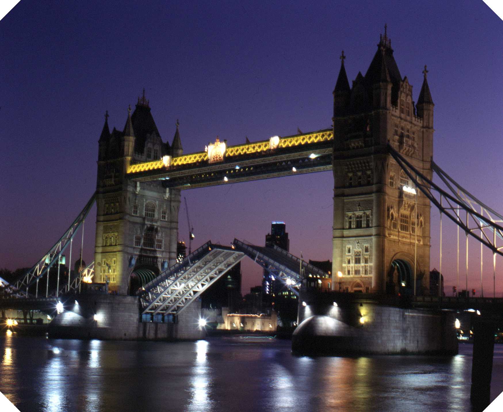 Основан лондон году. Тауэрский мост разводной. Тауэрский мост в Лондоне. Разводной мост в Лондоне. Разводной Тауэрский мост(англ. «Tower Bridge»).