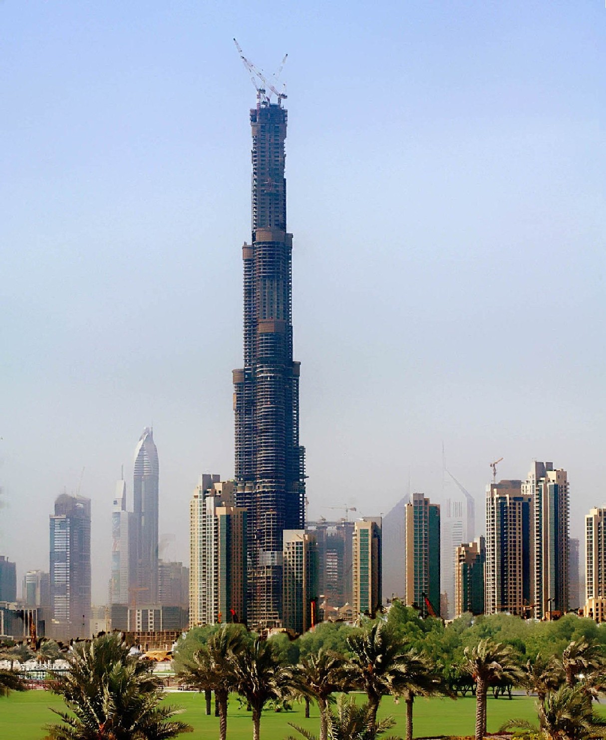 Самое огромное здание. Башня Бурдж Халифа. Небоскрёб Бурдж-Халифа в Дубае. Высота Бурдж Халифа в Дубае. Бурдж Халифа самое высокое здание в мире.